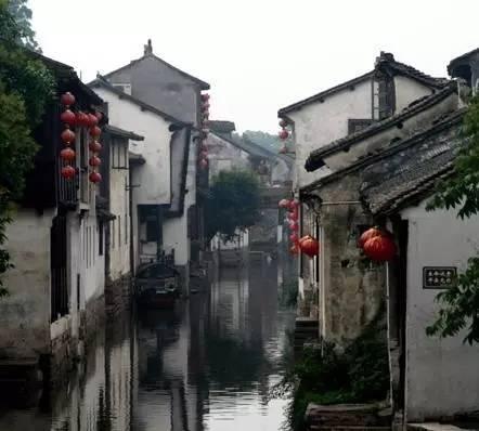 过十字路口有红绿灯，左侧闯红灯，导致绿灯行驶车辆连撞，而闯红灯车辆却无事最后杨常离开，怎么判责？